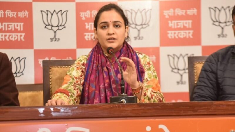 लखनऊ कार कांड पर सियासत तेज, अपर्णा यादव के ‘लव जिहाद’ वाले बयान पर सपा का पलटवार