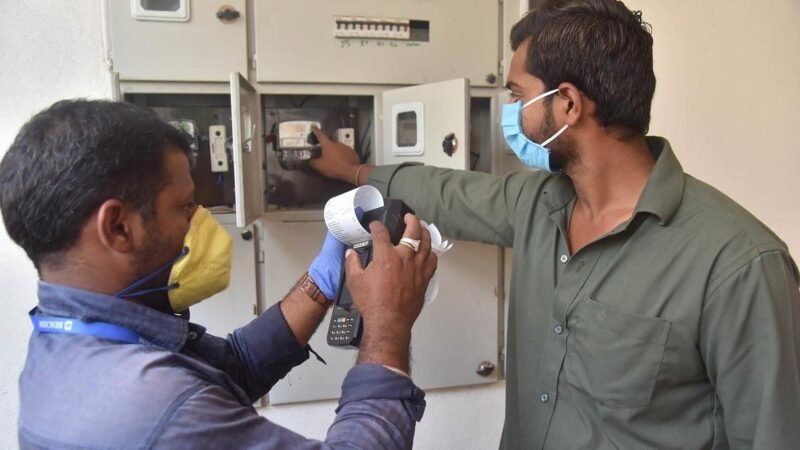 मीटर बदलने को लेकर विद्युत टीम और लोगों में नोकझोंक