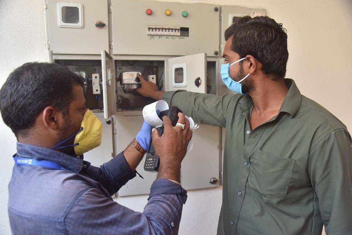 मीटर बदलने को लेकर विद्युत टीम और लोगों में नोकझोंक