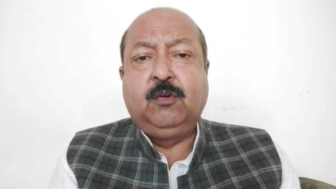 AIMIM को झटका, आसिम वकार ने थामा कांग्रेस का हाथ, बोले- ‘अब लड़ाई सिर्फ BJP से’