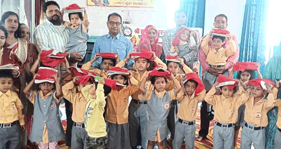 विद्यारंभ संस्कार के साथ नन्हे बच्चों ने रखा शिक्षा की दुनिया में पहला कदम