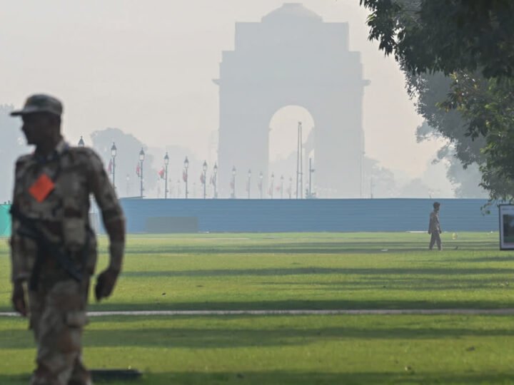 दिल्ली-NCR में हवा हुई खराब, 300 पार पहुंचा AQI; बारिश को लेकर बड़ा अपडेट