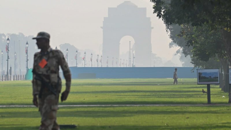 दिल्ली-NCR में हवा हुई खराब, 300 पार पहुंचा AQI; बारिश को लेकर बड़ा अपडेट
