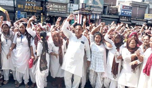 सहारनपुर में आशा कार्यकत्रियों का प्रदर्शन, 30 हजार रुपये मानदेय और राज्य कर्मचारी का दर्जा देने की मांग
