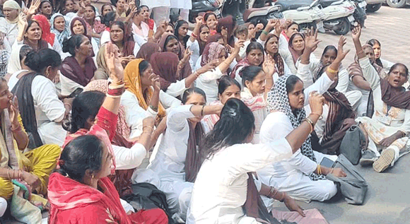सहारनपुर में छठे दिन भी आशाओं का धरना जारी, 30 हजार मानदेय और राज्य कर्मचारी का दर्जा देने की मांग