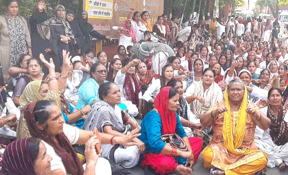 सहारनपुर में सातवें दिन भी जारी रहा आशाओं का धरना, 30 हजार मानदेय और राज्य कर्मचारी का दर्जा देने की मांग