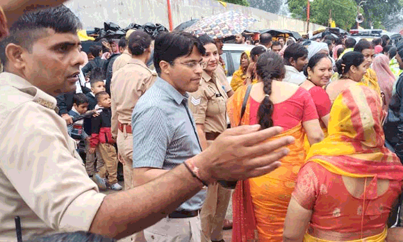 बरसात के बीच मां शाकंभरी देवी पहुंचे एसडीएम-सीओ, मेला व्यवस्थाओं का लिया जायजा