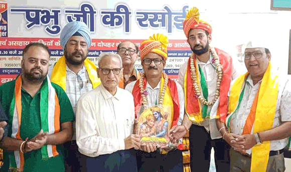 आशुतोष रामलीला समिति ने 350 जरूरतमंदों को कराया नि:शुल्क भोजन