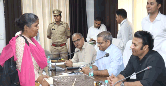 सम्पूर्ण समाधान दिवस में डीएम ने सुनीं 85 शिकायतें, पांच का मौके पर निस्तारण