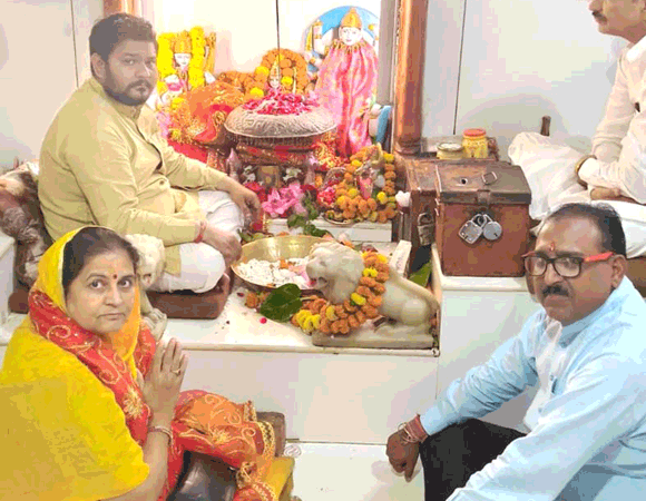 सातवें नवरात्र पर बाला सुंदरी मंदिर पहुंचीं एमएलसी वंदना वर्मा