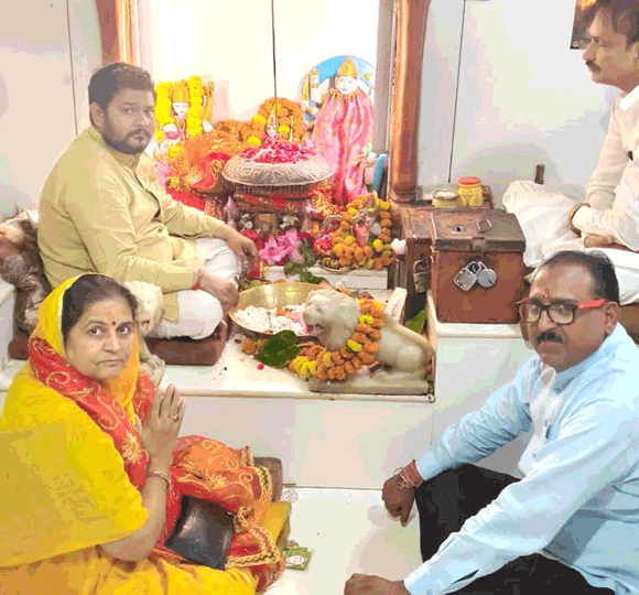 सातवें नवरात्र पर बाला सुंदरी मंदिर पहुंचीं एमएलसी वंदना वर्मा