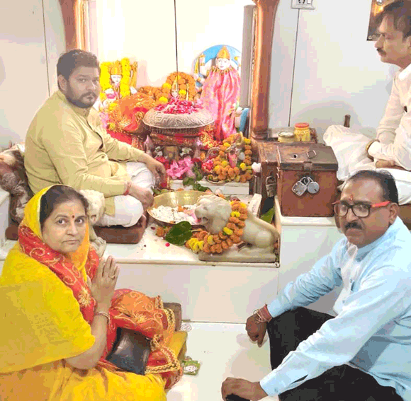 सातवें नवरात्र पर बाला सुंदरी मंदिर पहुंचीं एमएलसी वंदना वर्मा