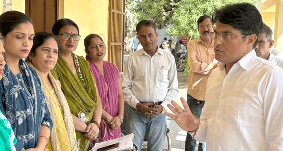 अनुपस्थित बीएलओ का एक दिन का वेतन काटने के निर्देश, दो को नोटिस