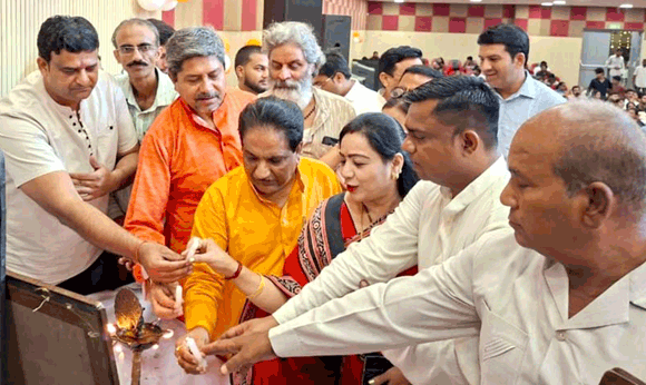 ‘‘…और स्टेज पर होने लगी नोटों की बारिश’’