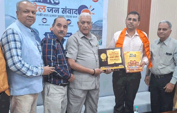 वरिष्ठ नागरिकों ने उठाई रेल यात्रा में सुविधाएं बढ़ाने की मांग, डीआरएम को सौंपा ज्ञापन