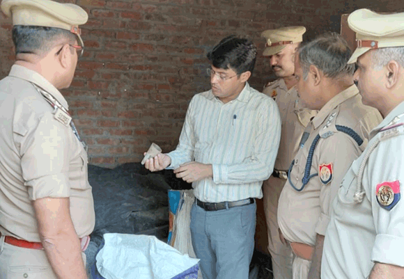 बेहट में पटाखा फैक्ट्री का एसडीएम-सीओ ने किया निरीक्षण, सुरक्षा मानकों में लापरवाही पर होगी सख्त कार्रवाई