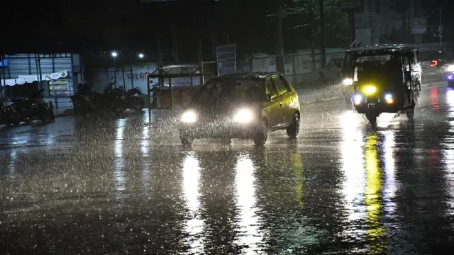 दिल्ली-यूपी में मौसम में अचानक बदलाव, बारिश और ओलों से बढ़ी ठंड