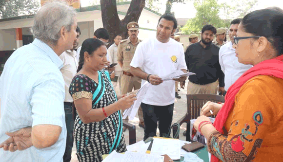 मतदाता सूची से न छूटे कोई पात्र नागरिक, डीएम ने मनोहरपुर में बूथों का किया निरीक्षण