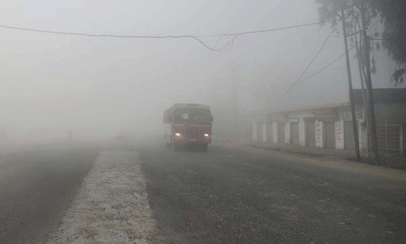 घने कोहरे ने थामी दिल्ली-यमुनोत्री हाईवे की रफ्तार, लाइट जलाकर रेंगते नजर आए वाहन