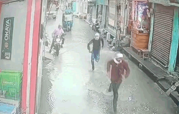 नानौता में घड़ी विक्रेता पर हमले का प्रयास, बेल्ट लेकर पहुंचे चार नकाबपोश युवक; CCTV में कैद हुई घटना