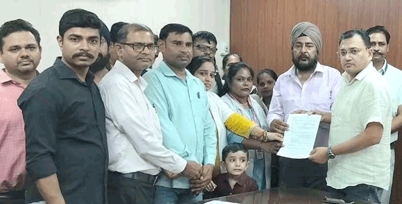 एनएचएम कर्मियों की लंबित मांगों को लेकर संयुक्त संघर्ष समिति ने सीएमओ को सौंपा ज्ञापन