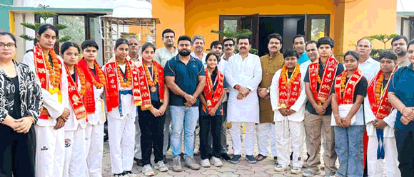पदक विजेता खिलाड़ियों का भव्य स्वागत