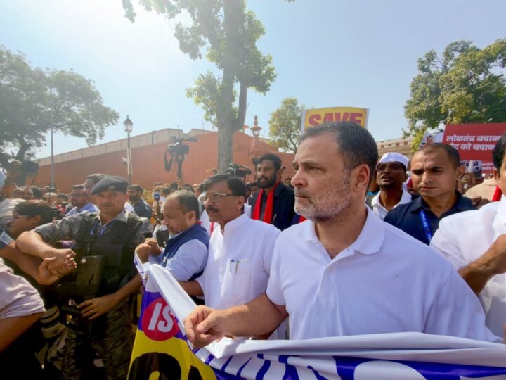 ‘हमारे देश के साथ जो किया गया, वह देशद्रोह, कोई भी बच नहीं पाएगा,’ आकाशवाणी के अंदर से बोले राहुल गांधी