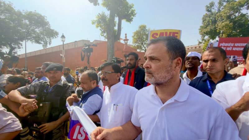 ‘हमारे देश के साथ जो किया गया, वह देशद्रोह, कोई भी बच नहीं पाएगा,’ आकाशवाणी के अंदर से बोले राहुल गांधी