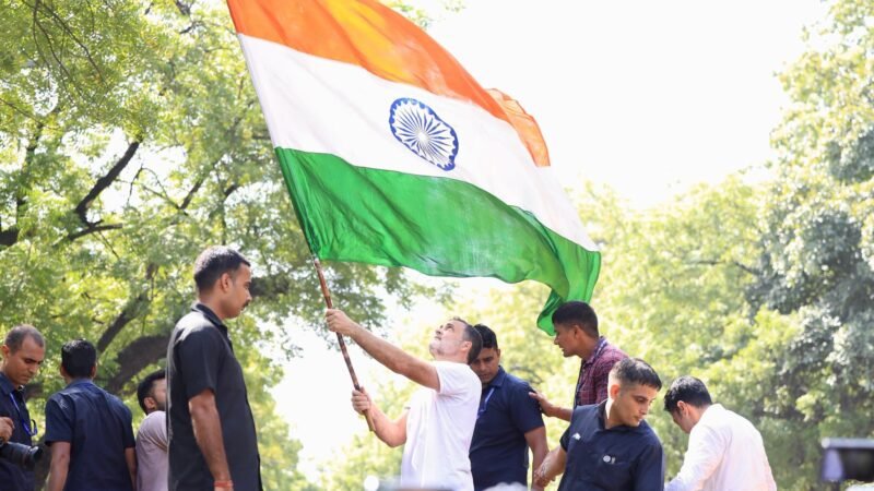 राहुल गांधी की EC जाने की जिद: बैरिकेड्स पर चढ़े, तिरंगा लहराया, अब पेड़ के नीचे धरना