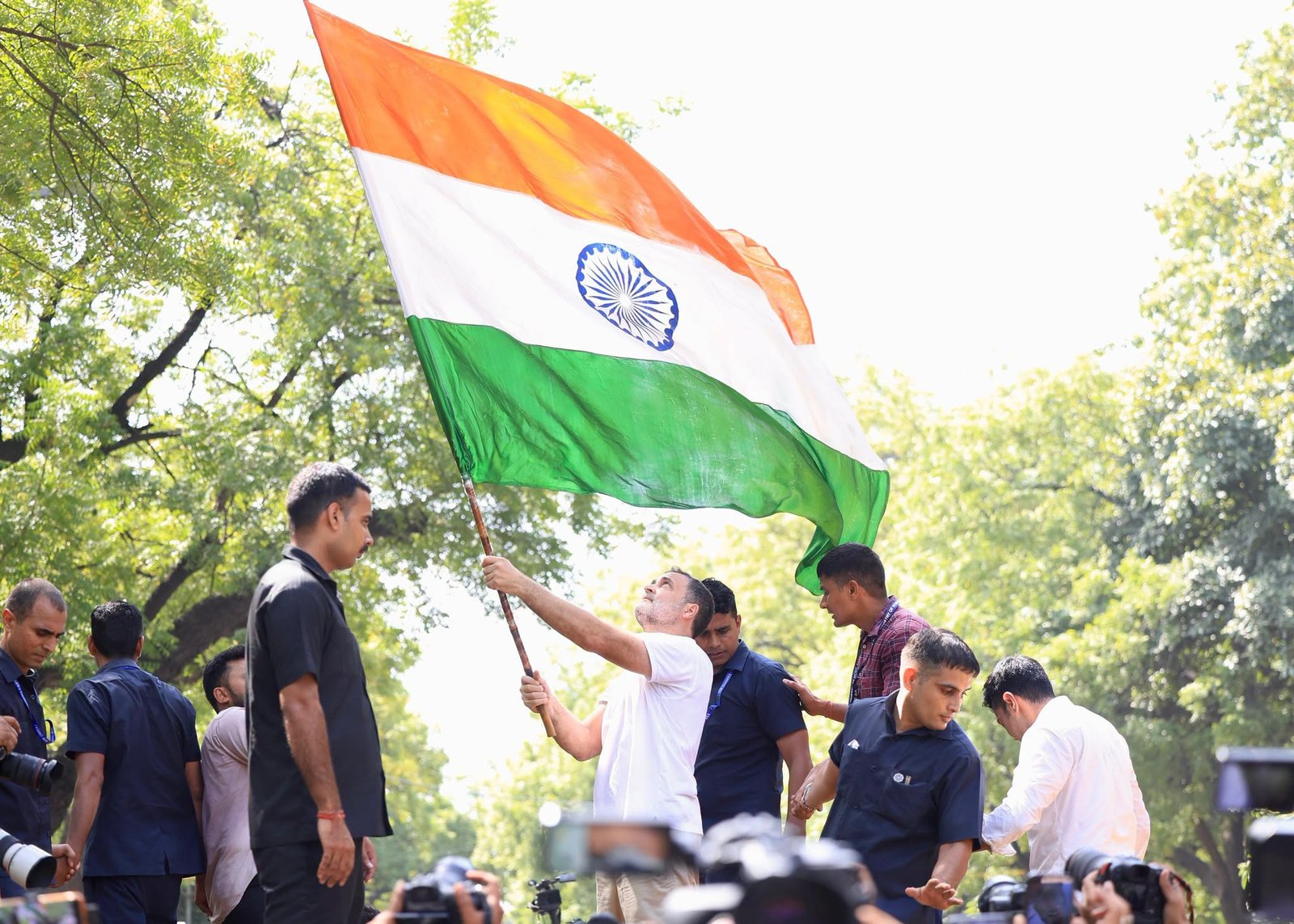 राहुल गांधी की EC जाने की जिद: बैरिकेड्स पर चढ़े, तिरंगा लहराया, अब पेड़ के नीचे धरना