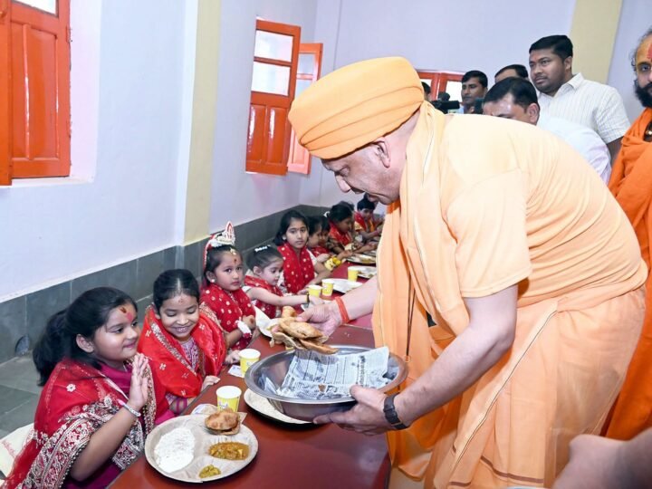 CM योगी ने किया कन्या पूजन, बोले- ‘सिद्धियों को प्रदान करने वाला है मां का नवम स्वरूप’