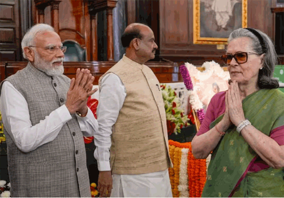 पीएम मोदी, सोनिया गांधी और राहुल ने एक दूसरे को जोड़े हाथ, खरगे से भी हुई बात