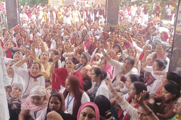 विभिन्न मांगों को लेकर आशाओं ने सीएमओ कार्यालय पर दिया धरना