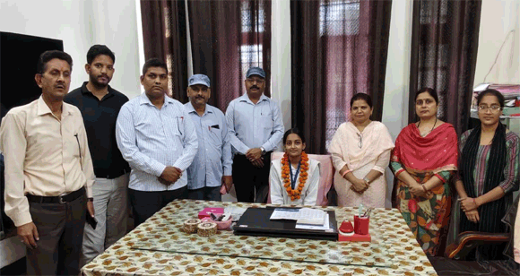 मिशन शक्ति: चारू गुर्जर बनीं एक दिन की प्रधानाचार्य, रौनक ने संभाली प्रबंधक की जिम्मेदारी