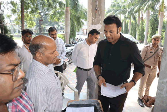 मतदाता सूची में नाम जुड़वाने को विशेष अभियान, डीएम ने किया बूथों का निरीक्षण