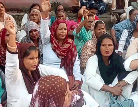 देवबंद में आशा कार्यकर्ताओं का प्रदर्शन, 26 हजार रुपये मासिक मानदेय की मांग