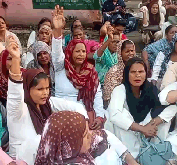 देवबंद में आशा कार्यकर्ताओं का प्रदर्शन, 26 हजार रुपये मासिक मानदेय की मांग
