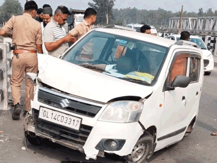 यमुना पुल पर अनियंत्रित होकर डिवाइडर से टकराई कार, टला बड़ा हादसा