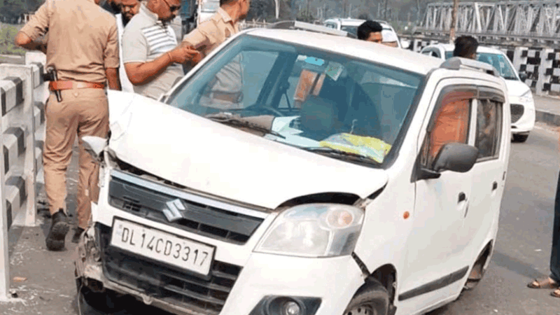 यमुना पुल पर अनियंत्रित होकर डिवाइडर से टकराई कार, टला बड़ा हादसा