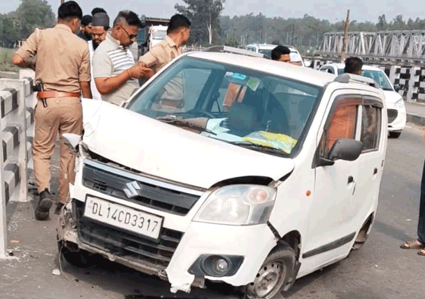 यमुना पुल पर अनियंत्रित होकर डिवाइडर से टकराई कार, टला बड़ा हादसा