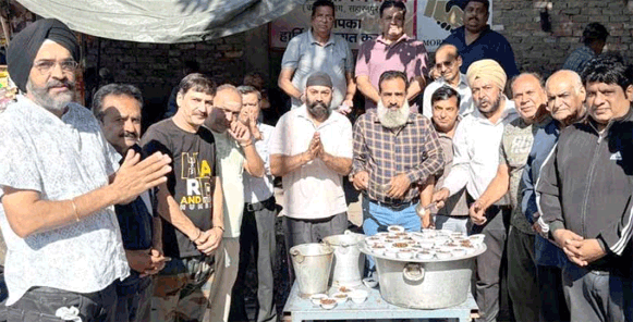 गुरु रामदास जी के प्रकाश पर्व पर फ्रेंड्स मॉर्निंग क्लब ने वितरित किया प्रसाद