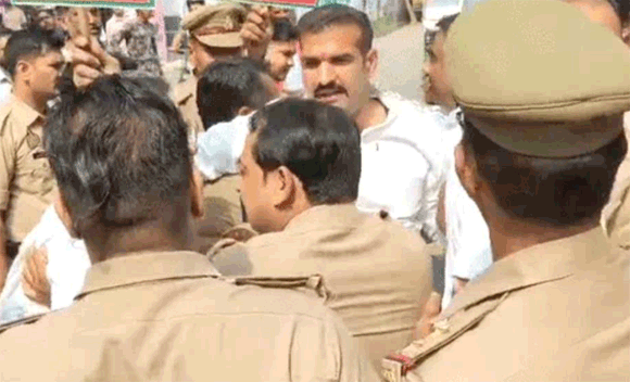 जिला मुख्यालय पर गरजे सपा कार्यकर्ता