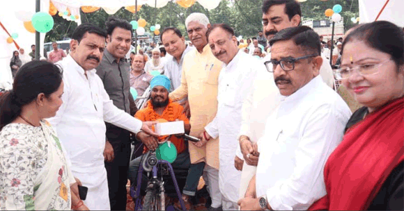 सेवा संकल्प अभियान में दिव्यांगजनों को मिले कृत्रिम अंग और सहायक उपकरण