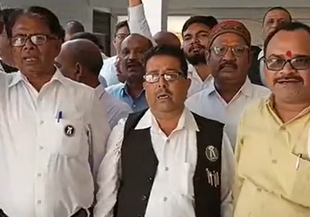 वकीलों ने ज्वाइंट मजिस्ट्रेट के खिलाफ प्रदर्शन किया, 28 अक्टूबर से उग्र आंदोलन की चेतावनी