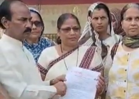एटा में 21 दिन के धरने का समापन, विधायक ने आशाओं को मिठाई खिलाई