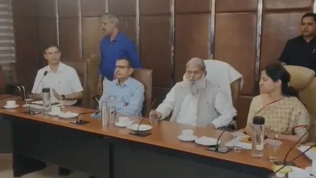 हरियाणा में बिजली कर्मचारियों और सरकार के बीच बैठक, अनिल विज अधिकारियों से कर रहे बातचीत; CM सैनी भी पहुंचे