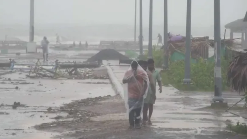 चक्रवात अर्णब ने आंध्र प्रदेश और यानम में मचाई तबाही, प्रशासन ने बढ़ाए सुरक्षा इंतजाम