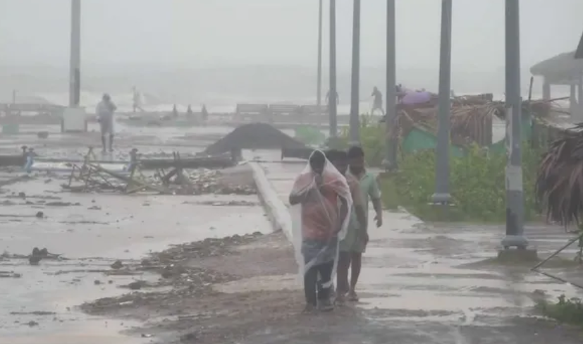 चक्रवात अर्णब ने आंध्र प्रदेश और यानम में मचाई तबाही, प्रशासन ने बढ़ाए सुरक्षा इंतजाम