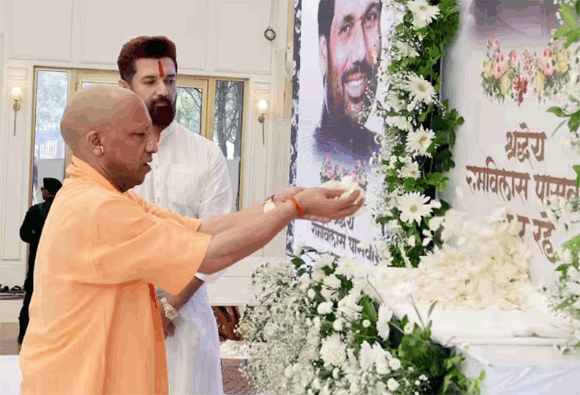 CM योगी ने रामविलास पासवान की छठी पुण्यतिथि पर दी श्रद्धांजलि, भक्तिमय हुआ माहौल