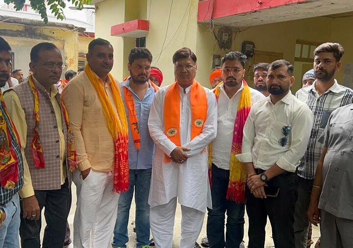 नवरात्रों में मीट की दुकानें बंद कराने और अतिक्रमण हटाने की मांग, विहिप ने किया प्रदर्शन